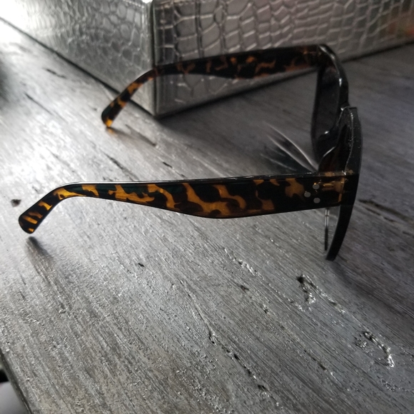 Women Luxury Sunglasses - Picture 7 of 7